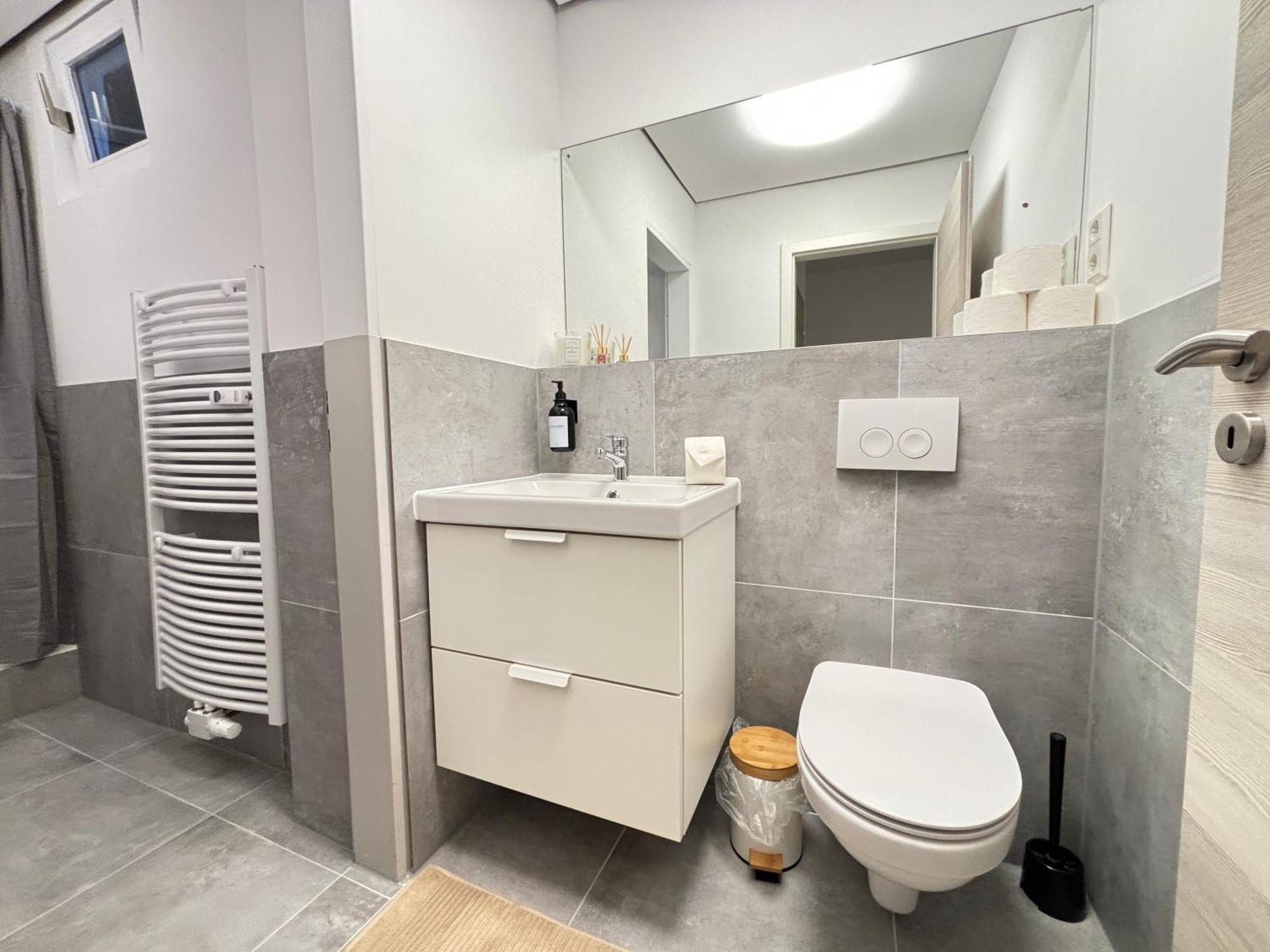 140Qm - 4 Zimmer- Parkplatz - Autobahn - Blauer See - Mallibase Apartments Garbsen Exterior foto